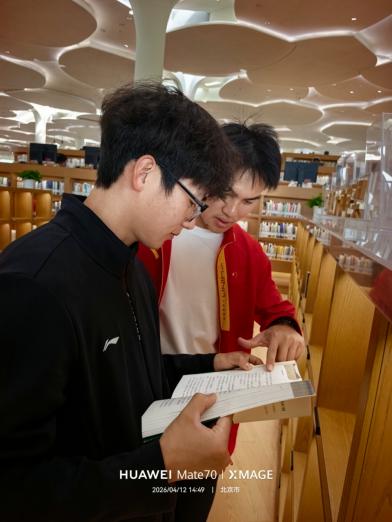 图为运动员认真阅读图书